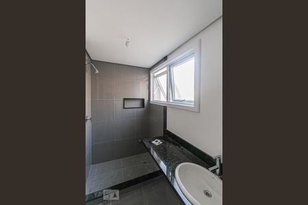 Casa de condomínio à venda com 407m², 4 quartos e 3 vagas Casa de condomínio à venda com 407m², 4 quartos e 3 vagasBanheiro do Quarto 2