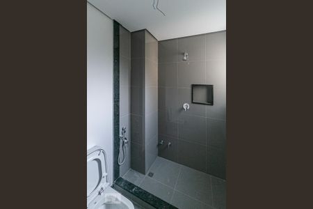 Casa de condomínio à venda com 407m², 4 quartos e 3 vagas Casa de condomínio à venda com 407m², 4 quartos e 3 vagasBanheiro