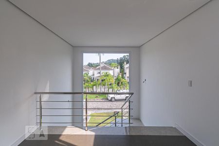 Casa de condomínio à venda com 543m², 4 quartos e 4 vagas Casa de condomínio à venda com 543m², 4 quartos e 4 vagasEscada