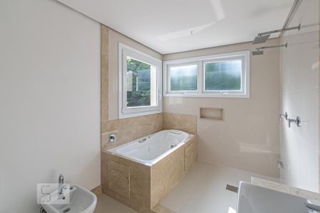 Casa de condomínio à venda com 543m², 4 quartos e 4 vagas Casa de condomínio à venda com 543m², 4 quartos e 4 vagasBanheiro do Quarto 4