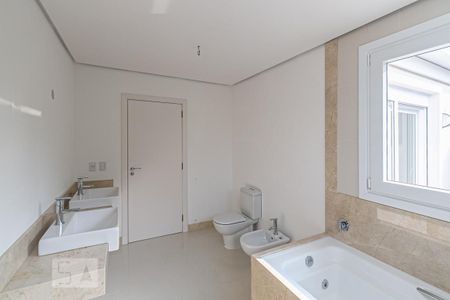 Casa de condomínio à venda com 543m², 4 quartos e 4 vagas Casa de condomínio à venda com 543m², 4 quartos e 4 vagasBanheiro do Quarto 4