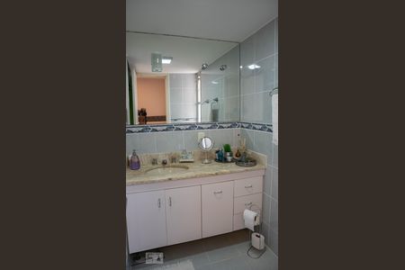 Banheiro da Suíte 1 de apartamento para alugar com 3 quartos, 105m² em Vila Ipojuca, São Paulo