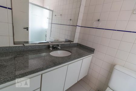Banheiro  do quarto 1 de casa de condomínio à venda com 4 quartos, 220m² em Vila São Silvestre, São Paulo