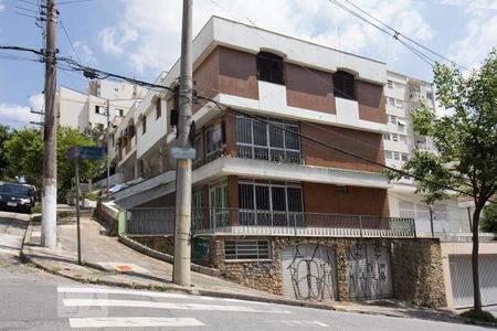 Casa à venda com 239m², 3 quartos e 3 vagas Casa à venda com 239m², 3 quartos e 3 vagasFachada