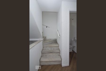 Casa à venda com 239m², 3 quartos e 3 vagas Casa à venda com 239m², 3 quartos e 3 vagasEscada piso superior