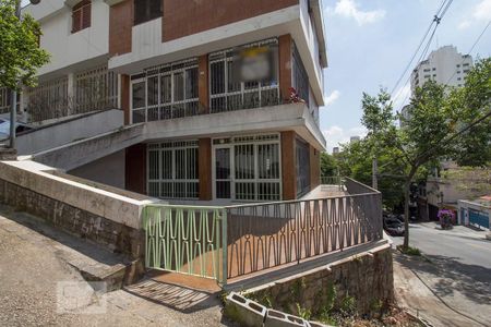 Casa à venda com 239m², 3 quartos e 3 vagas Casa à venda com 239m², 3 quartos e 3 vagasFachada