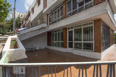 Casa à venda com 239m², 3 quartos e 3 vagas Casa à venda com 239m², 3 quartos e 3 vagasFachada