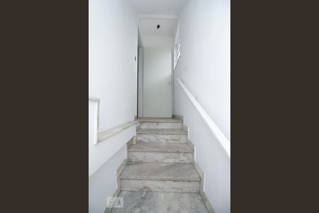 Casa à venda com 239m², 3 quartos e 3 vagas Casa à venda com 239m², 3 quartos e 3 vagasEscada piso superior