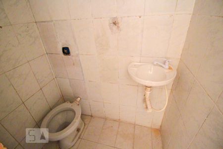 Banheiro de casa para alugar com 1 quarto, 22m² em Jardim Robru, São Paulo