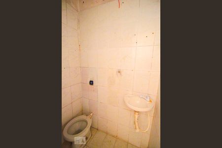 Banheiro de casa para alugar com 1 quarto, 22m² em Jardim Robru, São Paulo