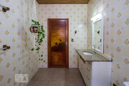 Banheiro de casa à venda com 3 quartos, 200m² em Glória, Porto Alegre