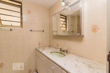 Banheiro de apartamento à venda com 2 quartos, 88m² em Medianeira, Porto Alegre