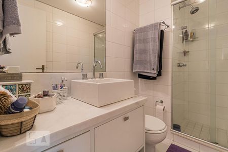 Banheiro de apartamento para alugar com 1 quarto, 47m² em Petrópolis, Porto Alegre