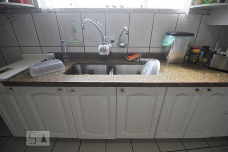 Pia de casa à venda com 3 quartos, 129m² em Jardim Londrina, São Paulo