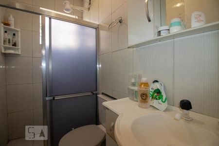 Banheiro de apartamento à venda com 1 quarto, 58m² em Passo da Areia, Porto Alegre