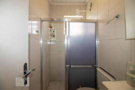 Banheiro de apartamento à venda com 1 quarto, 58m² em Passo da Areia, Porto Alegre