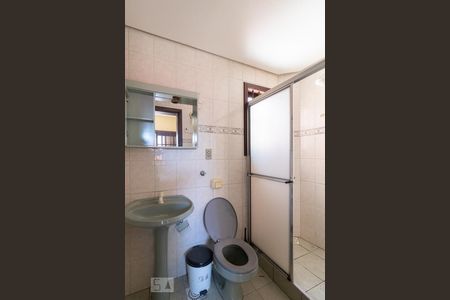 Banheiro de kitnet/studio para alugar com 1 quarto, 27m² em Vila Joao Pessoa, Porto Alegre