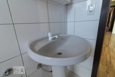 Banheiro de kitnet/studio para alugar com 1 quarto, 47m² em Vila João Pessoa, Porto Alegre