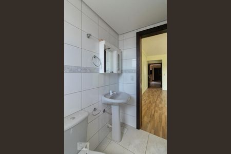 Banheiro de kitnet/studio para alugar com 1 quarto, 47m² em Vila João Pessoa, Porto Alegre