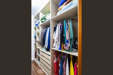 Casa à venda com 197m², 3 quartos e 4 vagas Casa à venda com 197m², 3 quartos e 4 vagasCloset da suíte