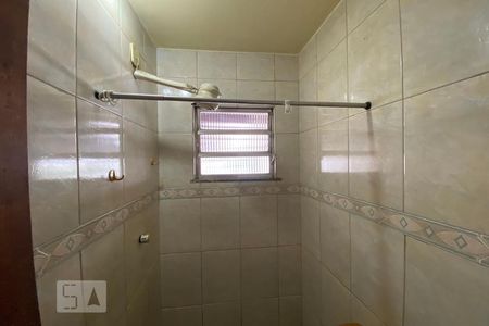 Banheiro de kitnet/studio para alugar com 1 quarto, 45m² em Sampaio, Rio de Janeiro