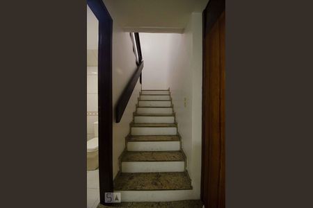 Escada de casa à venda com 3 quartos, 197m² em Jardim Guanabara, Rio de Janeiro