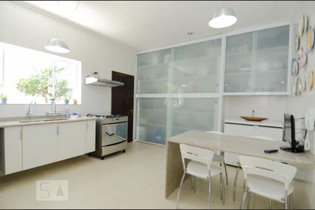 Casa à venda com 297m², 3 quartos e 8 vagas Casa à venda com 297m², 3 quartos e 8 vagasCozinha