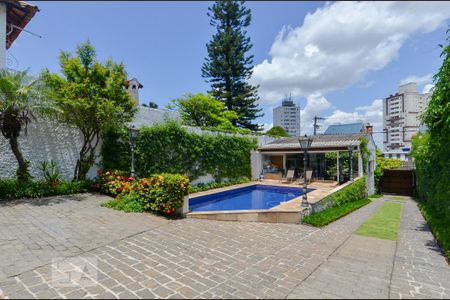 Casa à venda com 297m², 3 quartos e 8 vagas Casa à venda com 297m², 3 quartos e 8 vagasPiscina