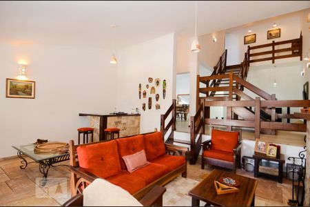 Casa à venda com 297m², 3 quartos e 8 vagas Casa à venda com 297m², 3 quartos e 8 vagasSala