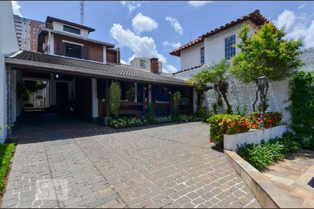 Casa à venda com 297m², 3 quartos e 8 vagas Casa à venda com 297m², 3 quartos e 8 vagasÁrea Externa