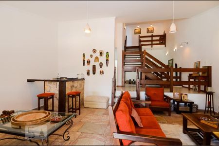 Casa à venda com 297m², 3 quartos e 8 vagas Casa à venda com 297m², 3 quartos e 8 vagasSala