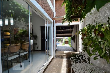 Casa à venda com 297m², 3 quartos e 8 vagas Casa à venda com 297m², 3 quartos e 8 vagasCorredor Lateral