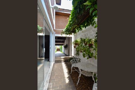 Casa à venda com 297m², 3 quartos e 8 vagas Casa à venda com 297m², 3 quartos e 8 vagasCorredor Lateral