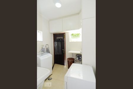 Casa à venda com 297m², 3 quartos e 8 vagas Casa à venda com 297m², 3 quartos e 8 vagasÁrea de Serviço