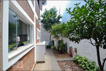 Casa à venda com 297m², 3 quartos e 8 vagas Casa à venda com 297m², 3 quartos e 8 vagasÁrea Externa - Fundos da Casa