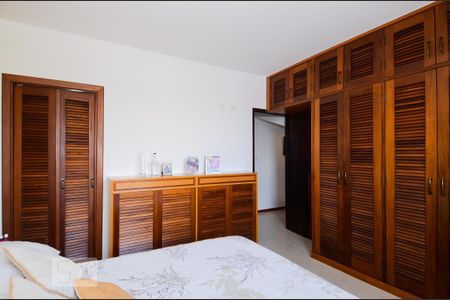 Casa à venda com 297m², 3 quartos e 8 vagas Casa à venda com 297m², 3 quartos e 8 vagasSuíte 3