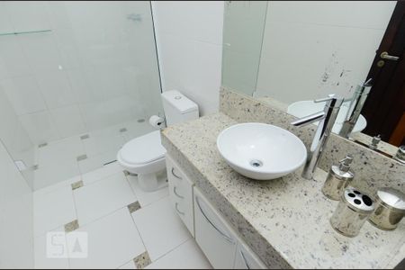 Casa à venda com 297m², 3 quartos e 8 vagas Casa à venda com 297m², 3 quartos e 8 vagasBanheiro da Suíte 1