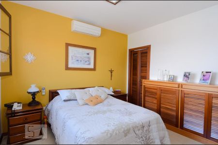 Casa à venda com 297m², 3 quartos e 8 vagas Casa à venda com 297m², 3 quartos e 8 vagasSuíte 3