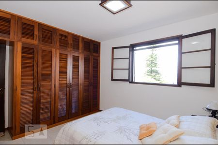 Casa à venda com 297m², 3 quartos e 8 vagas Casa à venda com 297m², 3 quartos e 8 vagasSuíte 3