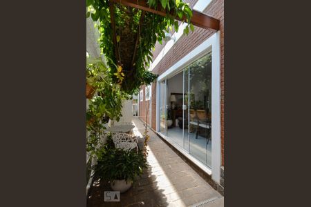 Casa à venda com 297m², 3 quartos e 8 vagas Casa à venda com 297m², 3 quartos e 8 vagasCorredor Lateral