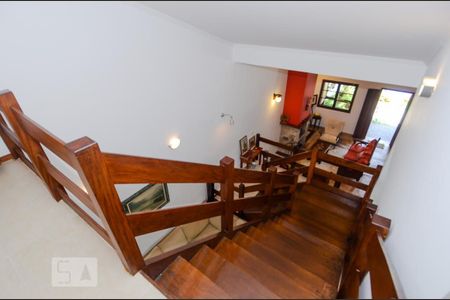 Casa à venda com 297m², 3 quartos e 8 vagas Casa à venda com 297m², 3 quartos e 8 vagasEscada da Sala