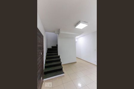 Sala de casa de condomínio para alugar com 2 quartos, 85m² em Chácara Pavoeiro, Cotia