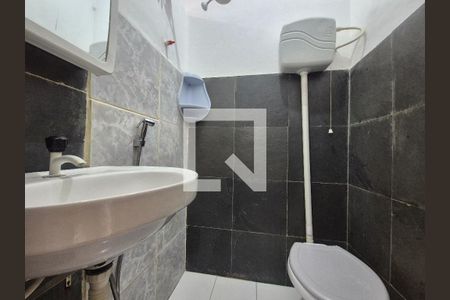 Banheiro de kitnet/studio para alugar com 1 quarto, 20m² em Recreio dos Bandeirantes, Rio de Janeiro