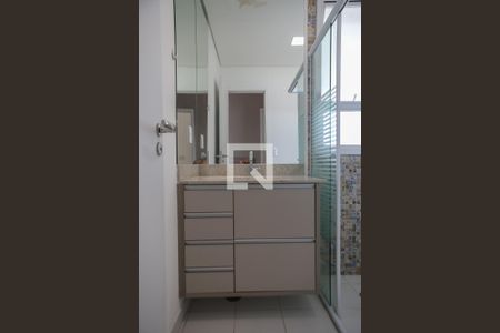 Banheiro da suíte de apartamento para alugar com 2 quartos, 105m² em Gonzaga, Santos