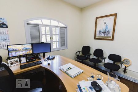 Casa à venda com 250m², 6 quartos e 11 vagas Casa à venda com 250m², 6 quartos e 11 vagasQuarto 5