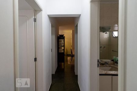 Corredor quartos de apartamento à venda com 3 quartos, 90m² em Moema, São Paulo