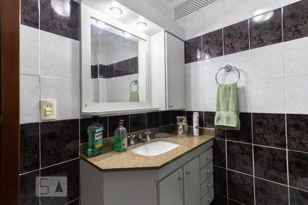 Apartamento à venda com 140m², 3 quartos e 4 vagas Apartamento à venda com 140m², 3 quartos e 4 vagasBanheiro Social