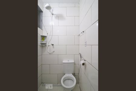 Banheiro de kitnet/studio para alugar com 1 quarto, 20m² em Santa Efigênia, Belo Horizonte