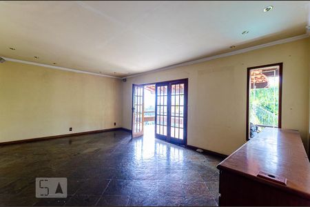 Sala de casa de condomínio para alugar com 4 quartos, 298m² em Badu, Niterói