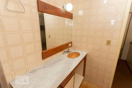 Banheiro de apartamento para alugar com 1 quarto, 47m² em Floresta, Porto Alegre